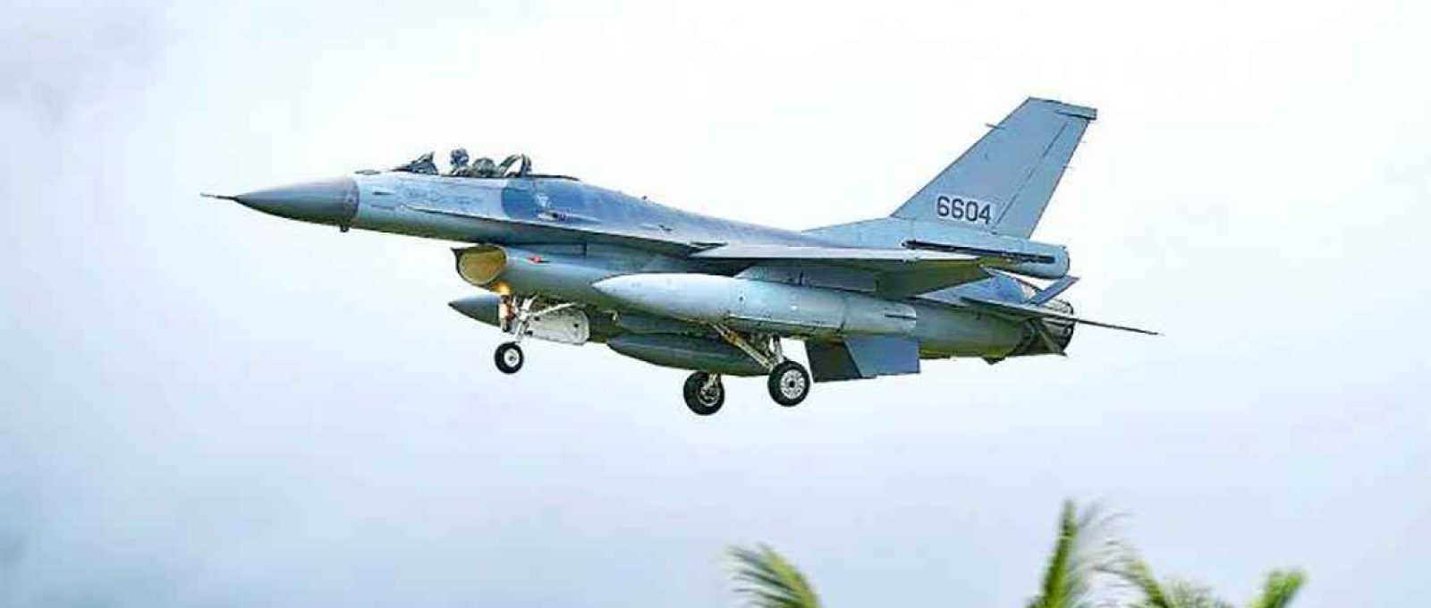 Um F-16 voa dos EUA para a Base Aérea de Hualien ontem, em preparação para receber um pacote de atualização das capacidades do F-16V (Foto: Yu Tai-lang/Taipei Times).