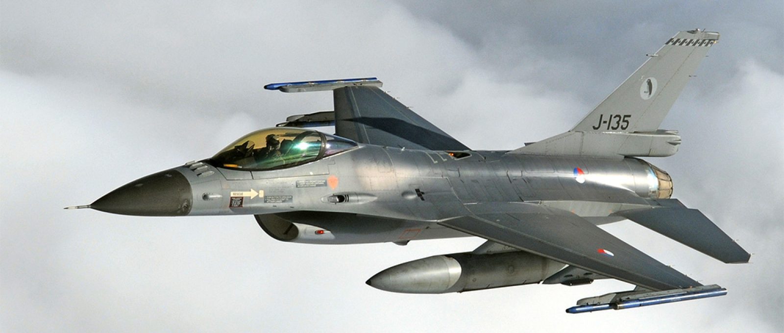 Um F-16 Fighting Falcon da Força Aérea holandesa voa sobre o Mar do Norte durante o Exercício Bold Avenger em 23 de setembro de 2009 (Thomas Trower/Força Aérea dos EUA).
