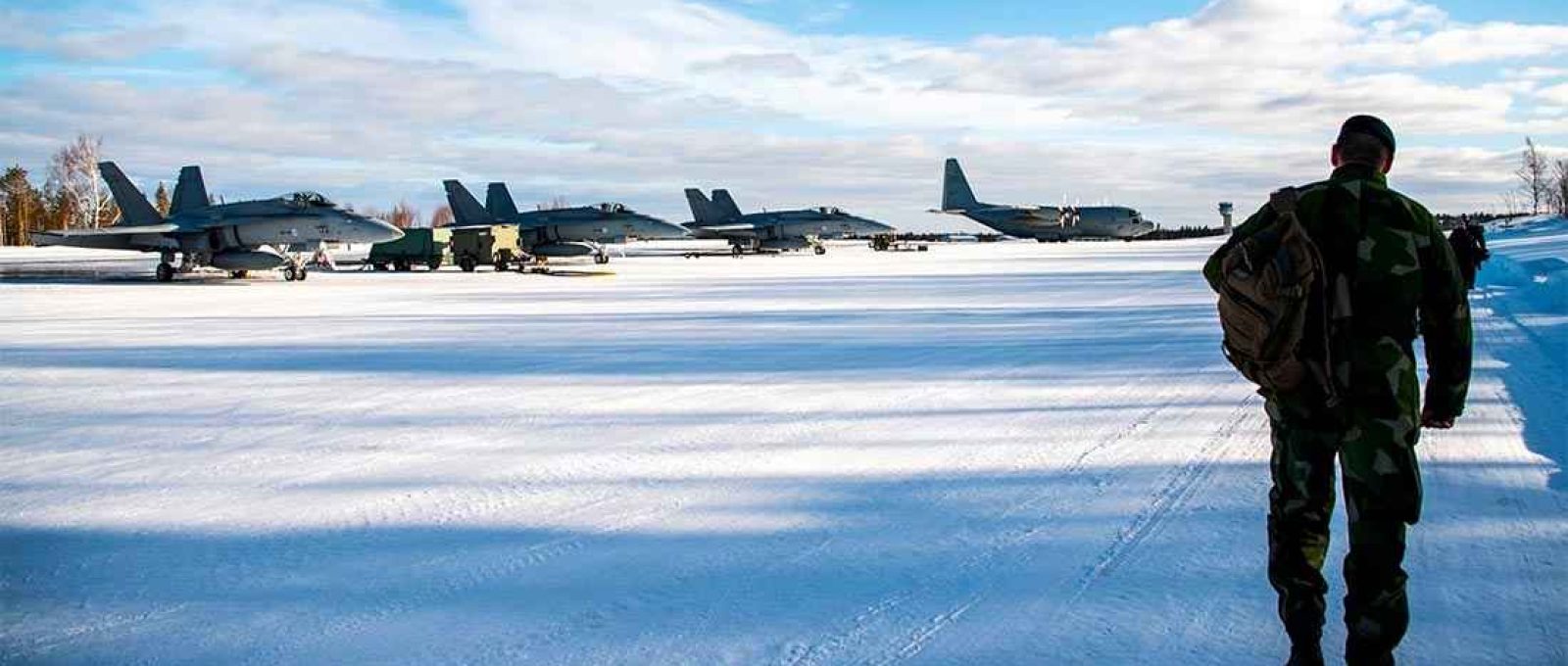 Caças F-18 Hornet finlandeses em Rovaniemi durante exercício conjunto entre as forças aéreas finlandesas e suecas no Círculo Polar Ártico em 2019 (Jonathan Nackstrand/AFP/Getty Images).