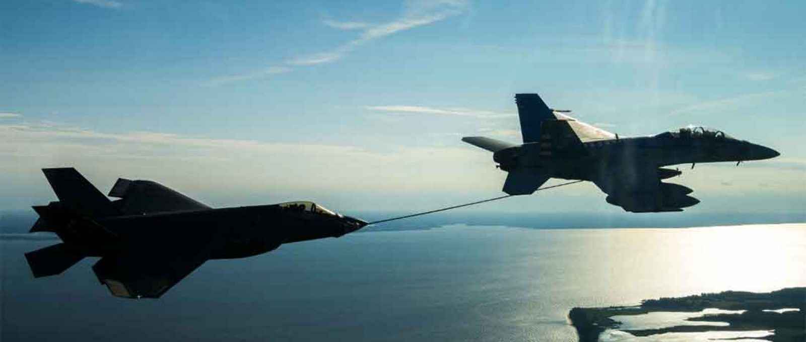 A US Navy prevê uma ala aérea mista de aeronaves Super Hornet de quarta geração e F-35 de quinta geração em 2030 (Foto: US Navy).