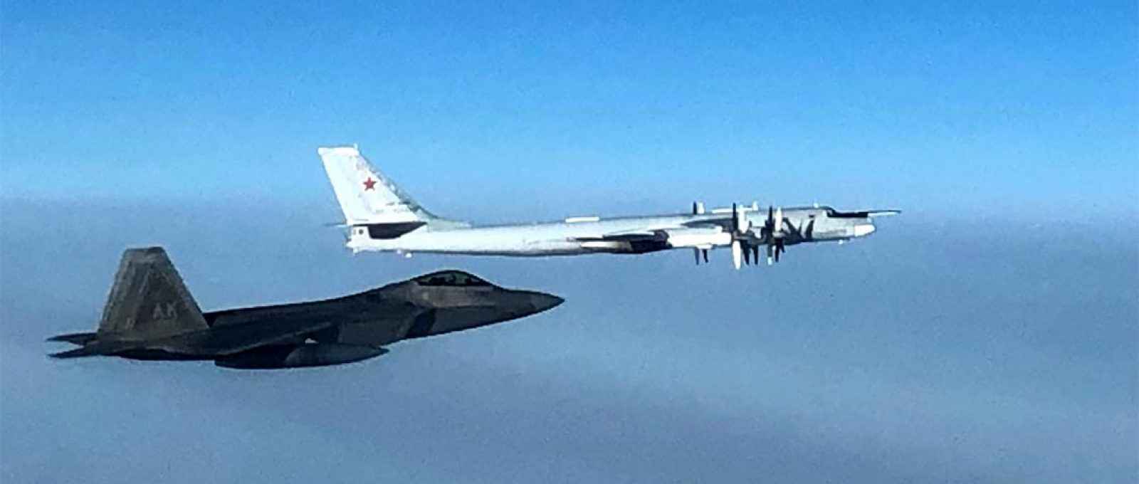 Caça F-22 Raptor intercepta um bombardeiro Tu-95 Bear russo no espaço aéreo internacional perto do Alasca (Foto: NORAD).