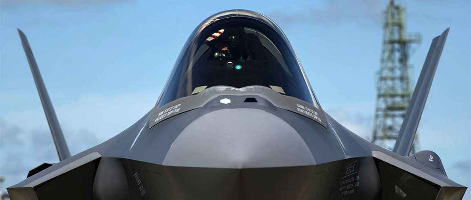 Vista frontal de um caça F-35, que emprega radar do tipo AESA (General Dynamics Mission Systems).