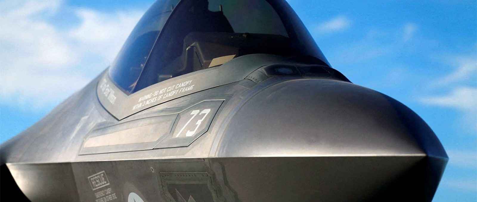 Caça Lockheed Martin F-35C no convés do porta-aviões USS Nimitz depois de fazer o primeiro pouso do avião usando o sistema de gancho de cauda, 3 de novembro de 2014 (Mike Blake/Reuters).