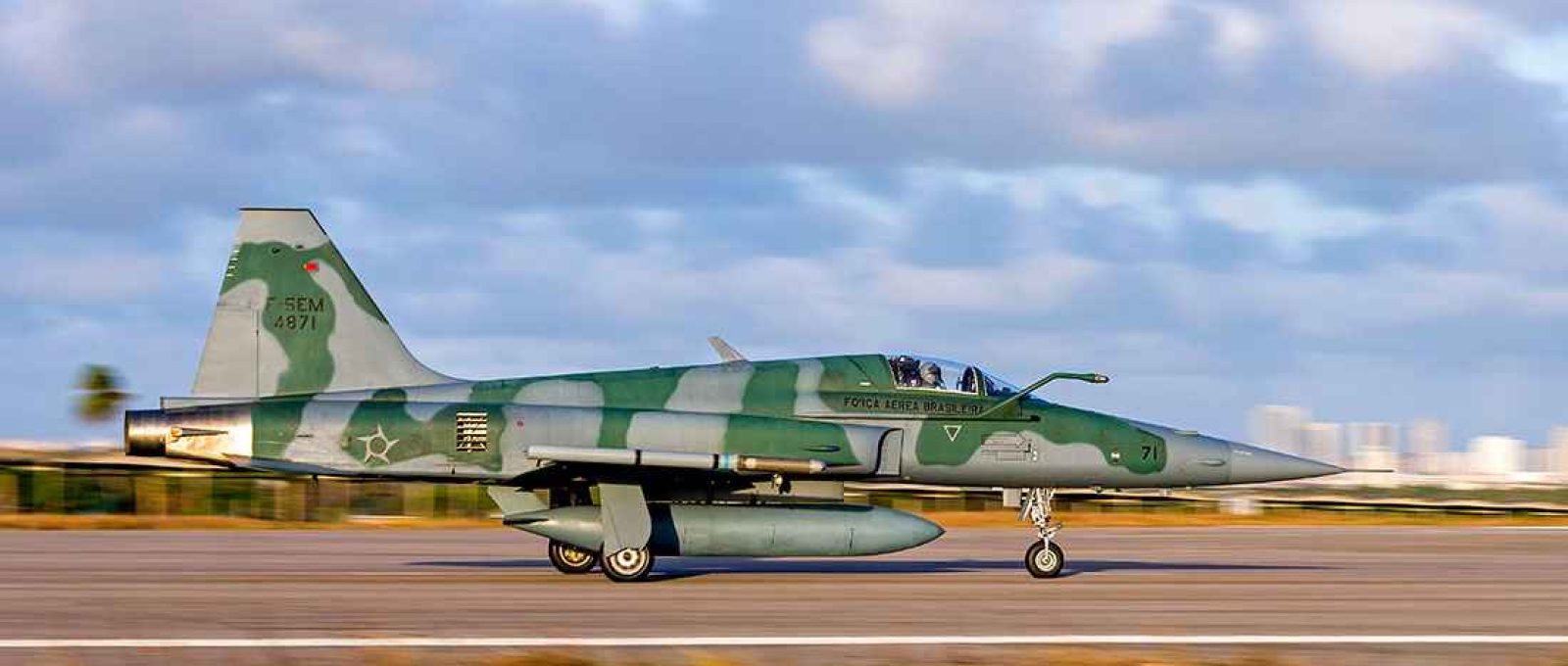 Um F-5EM da Força Aérea Brasileira retorna de missão durante o exercício CRUZEX 2018 na Base Aérea de Natal-RN (Albert Caballé Marimón/Velho General).