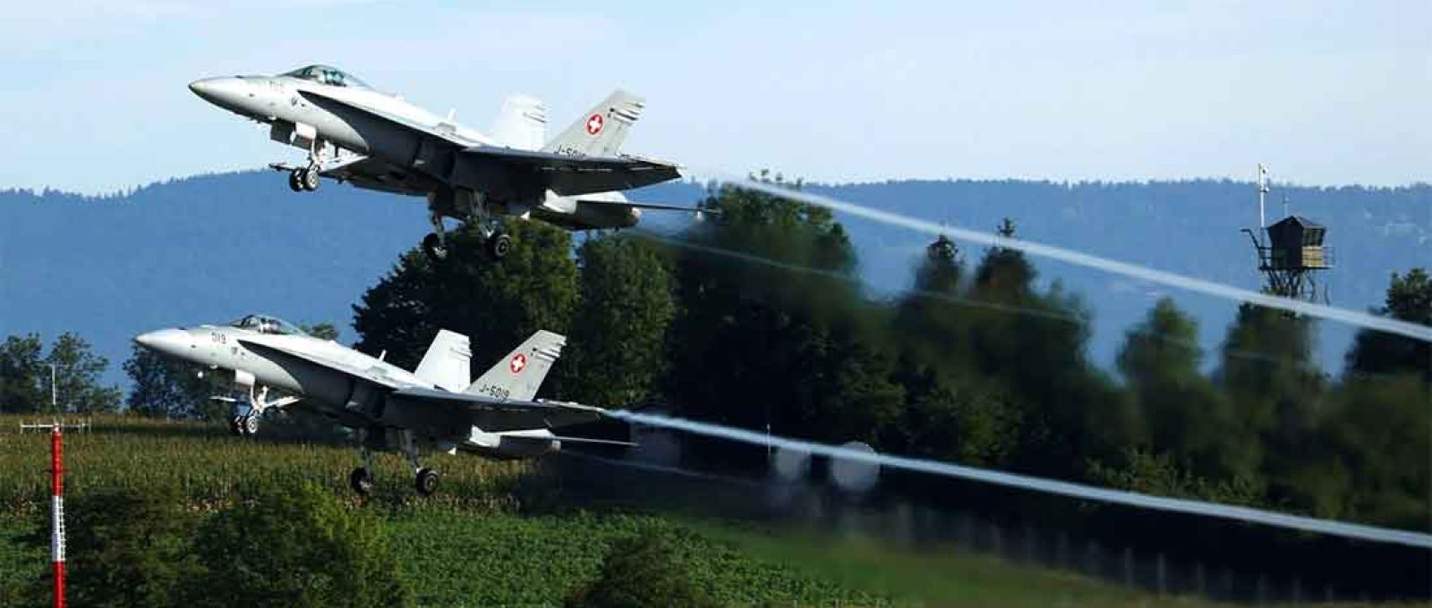 Dois caças F/A-18 Hornet da Força Aérea Suíça decolam na base de Payerne, Suíça, em 25 de agosto de 2020 (Foto: Denis Balibouse/Reuters).
