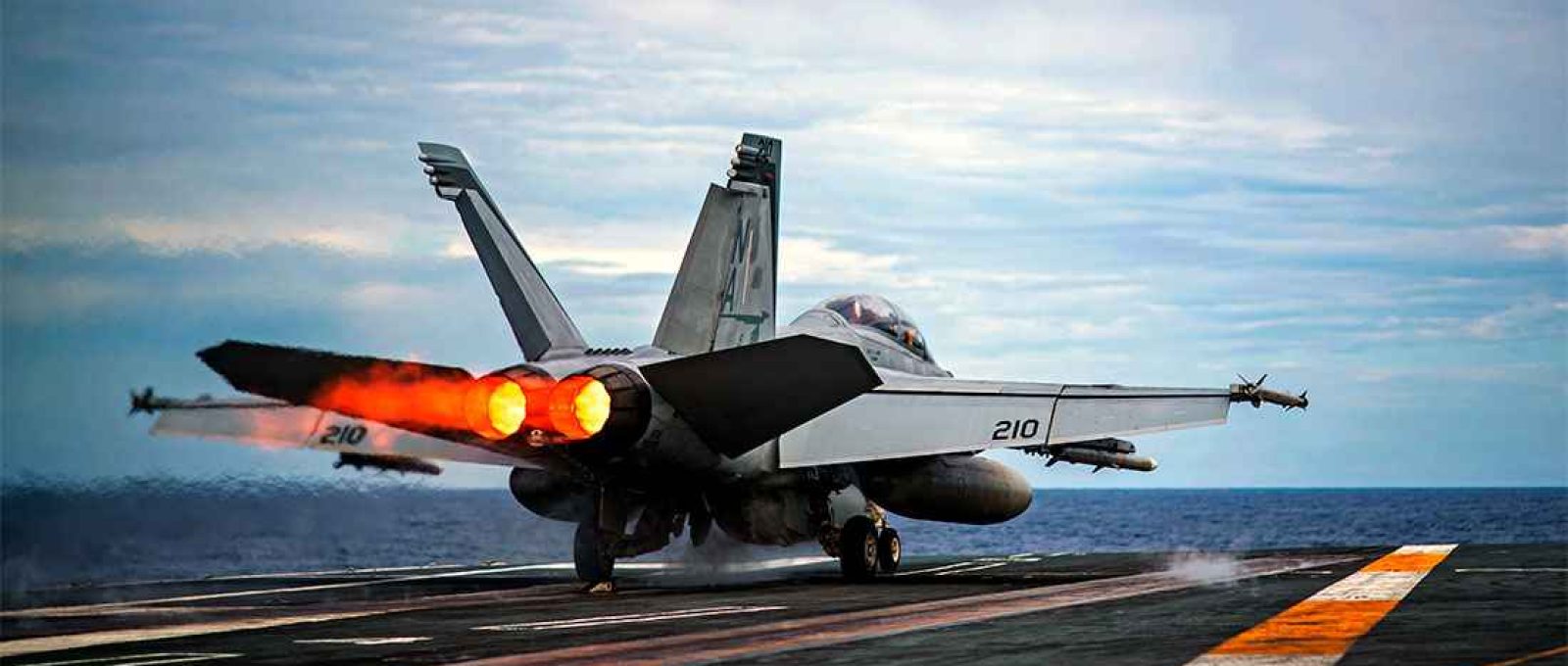Um F/A-18F decolando de um porta-aviões (Marinha dos Estados Unidos).