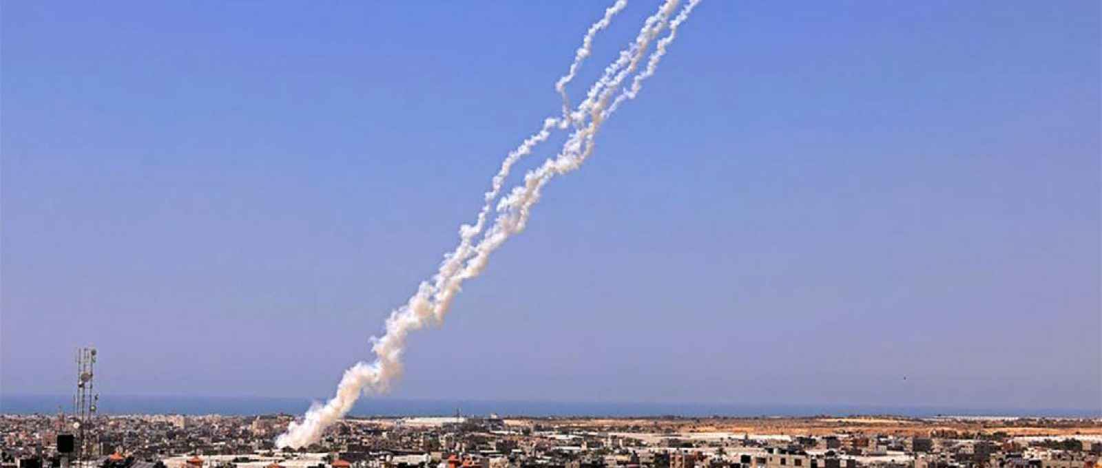 Foguetes são lançados em direção a Israel de Rafah, no sul da Faixa de Gaza, controlada pelo Hamas, em 12 de maio de 2021 (Foto: Said Khatib/AFP).