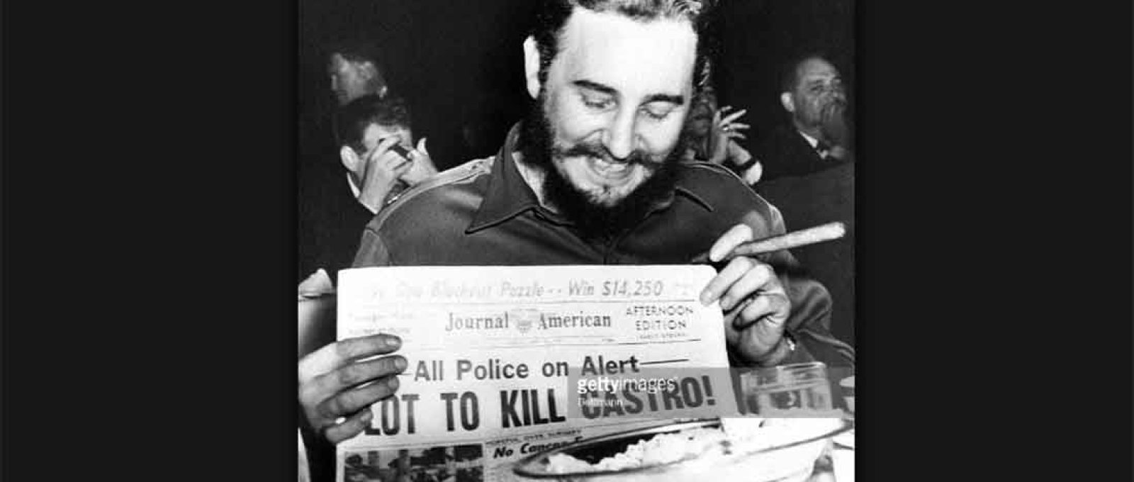 Fidel Castro diverte-se com as notícias de um plano para seu assassinato, por volta de 1959 (Foto: Bettmann/Getty Images).