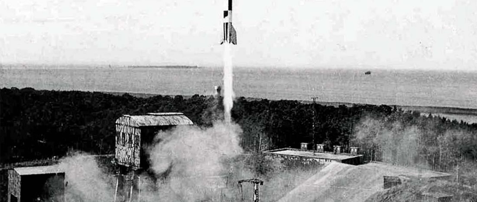 Um foguete V-2, míssil balístico guiado, sendo lançado do centro de pesquisa e desenvolvimento de foguetes de Peenemünde em 1943 (RAF Memorial Flight).