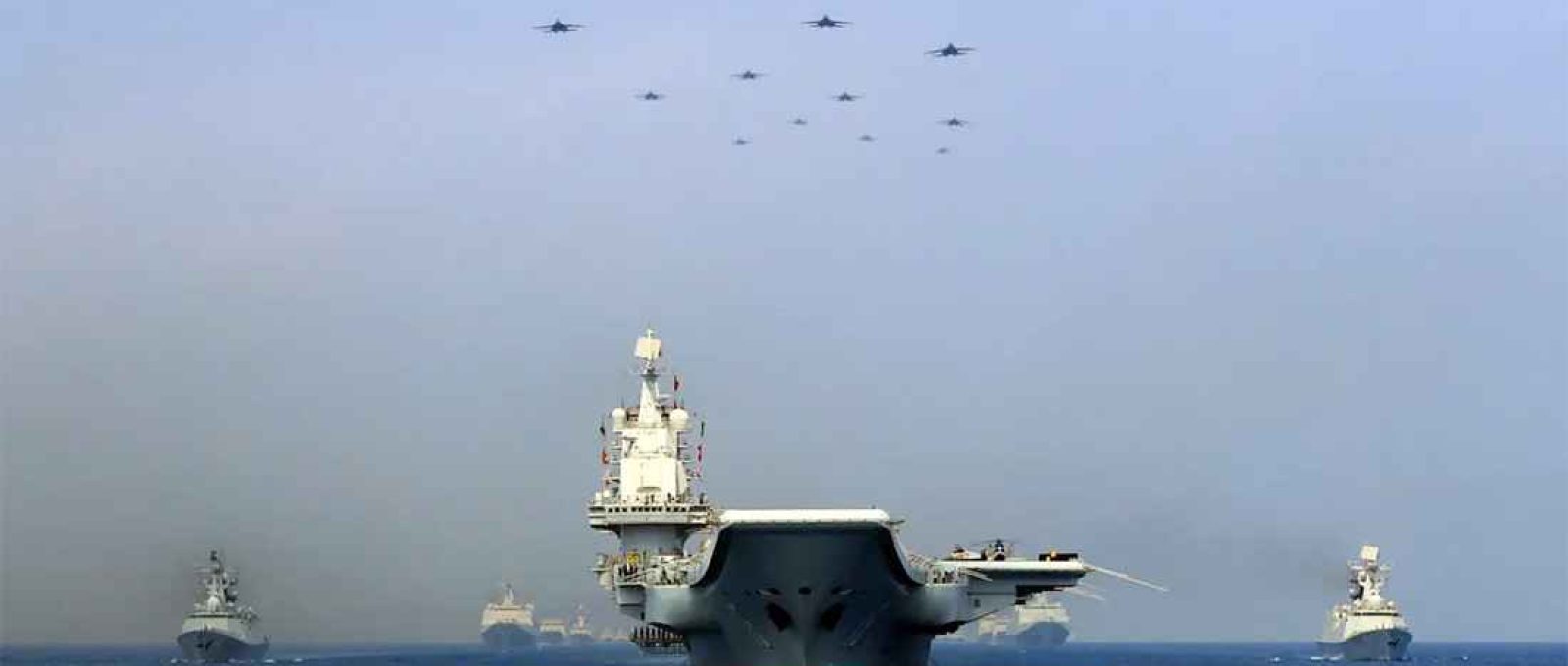 Navios e caças da Marinha chinesa no Mar do Sul da China em 12 de abril de 2018 (Facebook via Asia Times).