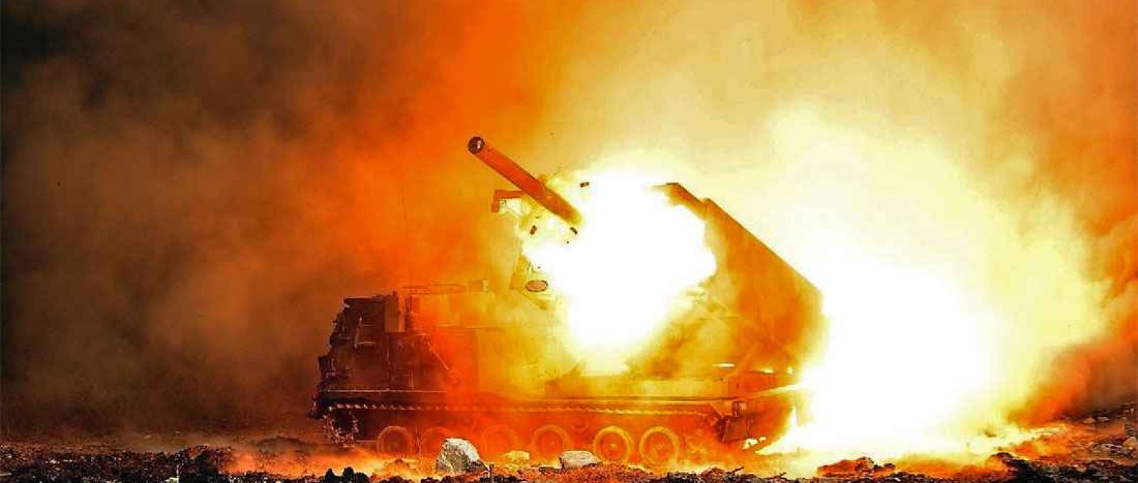 Prática de tiro de combate MLRS, Exército da República da Coreia, 5ª Brigada de Artilharia (Wikimedia Commons).