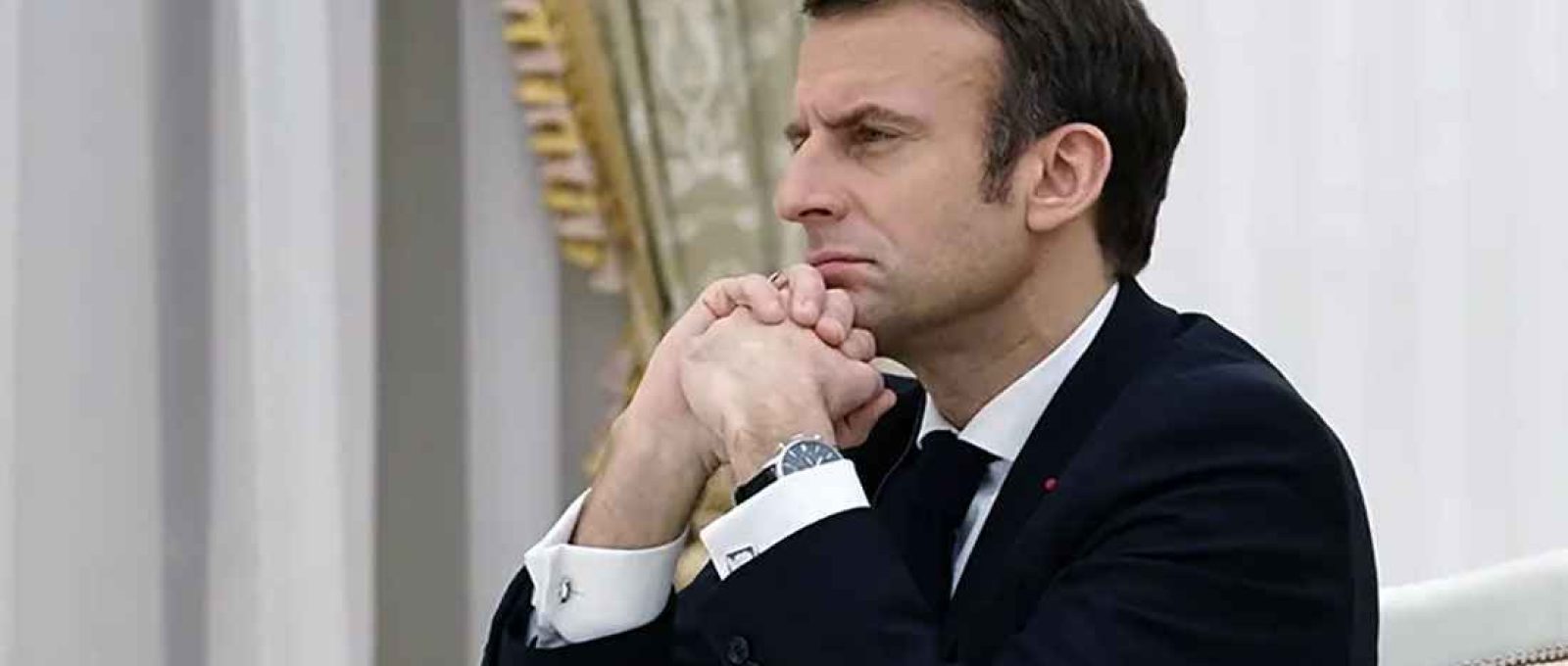 O presidente francês Emmanuel Macron durante uma reunião com Vladimir Putin em fevereiro de 2022 (Kremlin/Wikimedia Commons/CC BY 4.0).