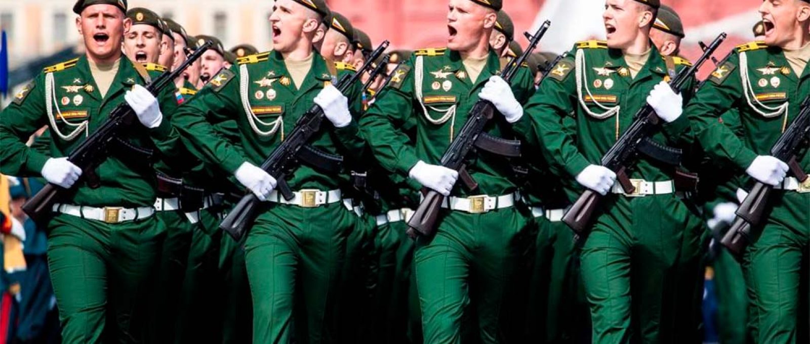 Militares russos participam de desfile do Dia da Vitória em Moscou (Bai Xueqi/Alamy).