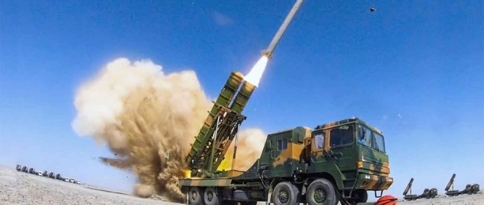 Um sistema HQ-22/FK-3 típico consiste em um veículo radar e três veículos lançadores equipados com quatro mísseis cada (Ministério da Defesa Nacional da China).