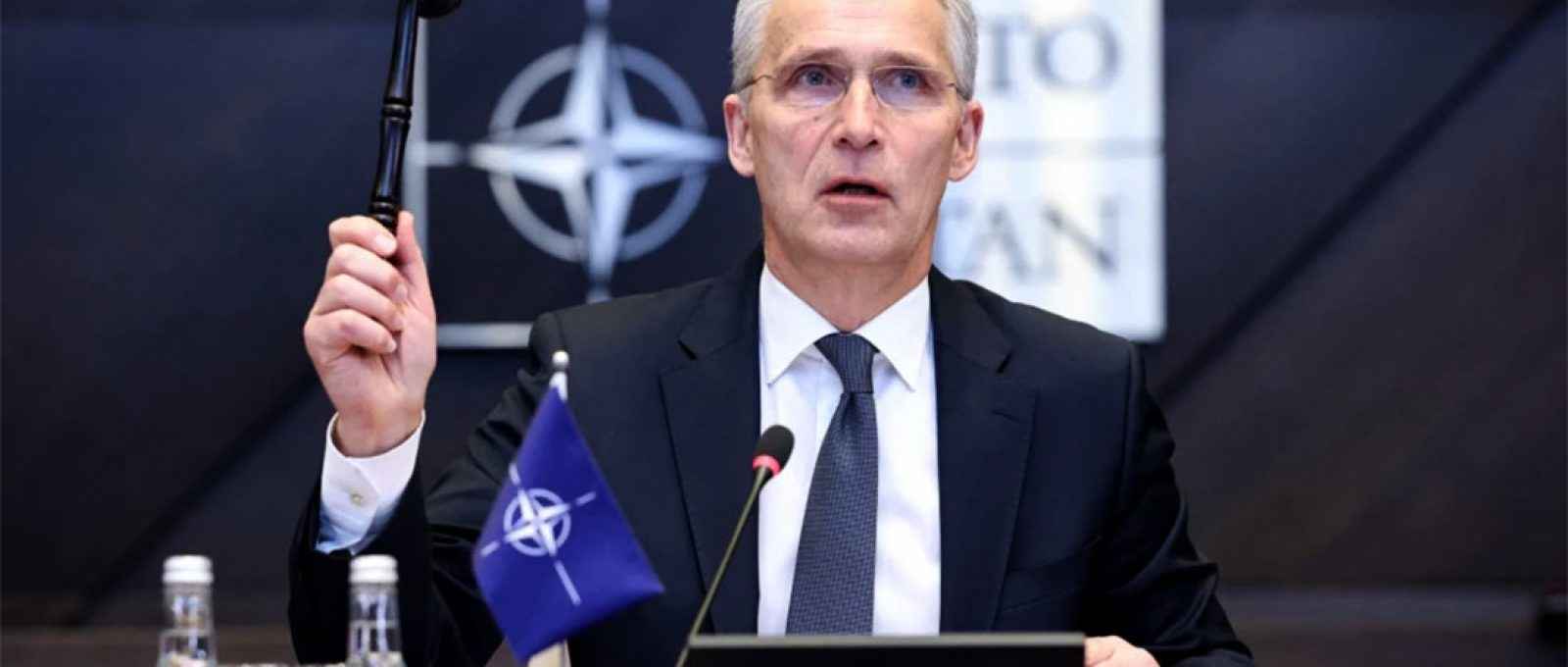 O secretário-geral da OTAN, Jens Stoltenberg, dá início à segunda mesa redonda no primeiro dia de uma reunião dos Ministros da Defesa da OTAN em Bruxelas, em 16 de março (Kenzo Tribouillard/AFP via Getty Images).