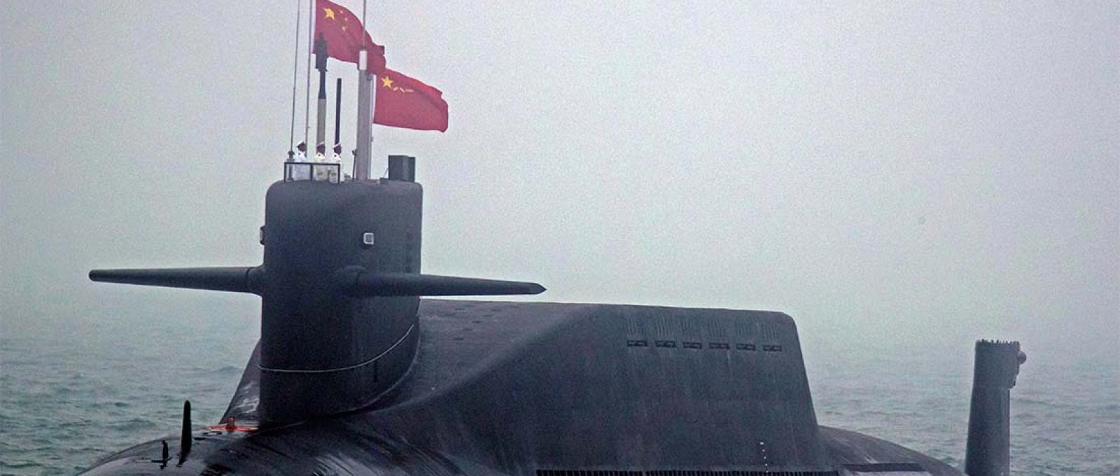 Submarino nuclear chinês da classe Jin navega perto de Qingdao, província de Shandong, 23 de abril de 2019 (Mark Schiefelbein/AFP via Getty Images).