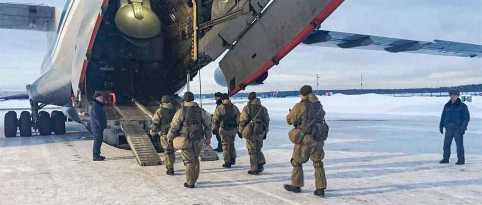 Militares russos a caminho do Cazaquistão embarcam em uma aeronave em um campo de aviação perto de Moscou em 6 de janeiro (Serviço de Imprensa do Ministério da Defesa Russo/EPA-EFE).