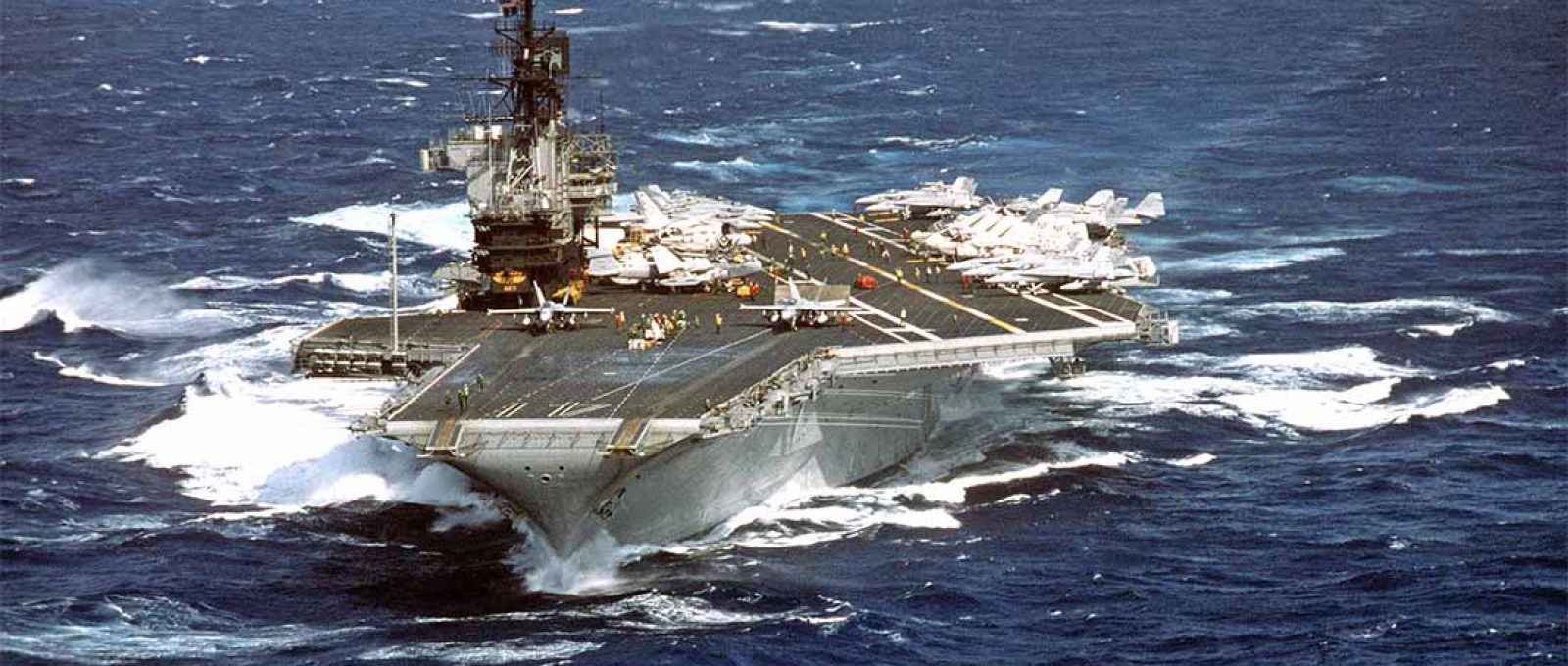 O porta-aviões americano USS Midway navega em águas agitadas no Mar das Filipinas, em 1º de junho de 1987 (US Navy).