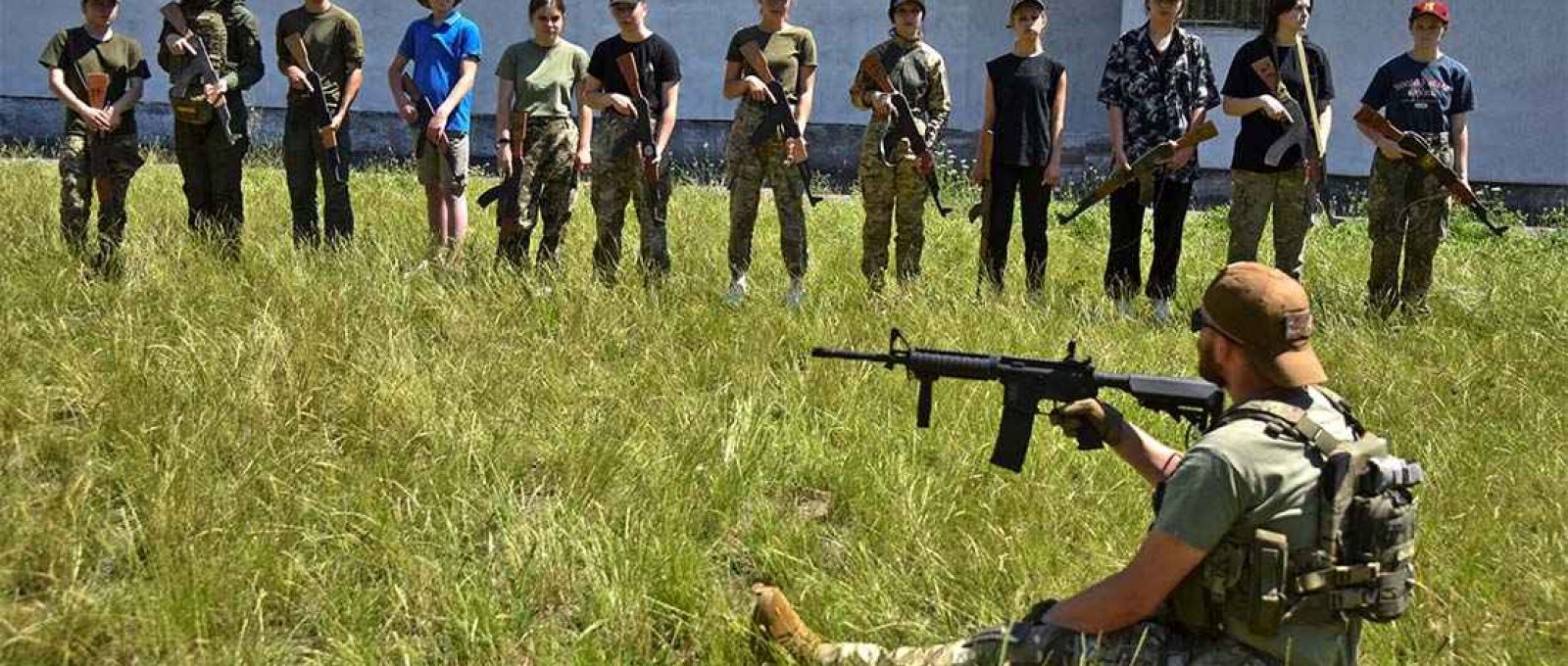 Membro do Corpo de Voluntários Ucranianos ministra treinamento militar para adolescentes na região de Lvov, Ucrânia, 16 de julho de 2023 (Pavlo Palamarchuk/Reuters).