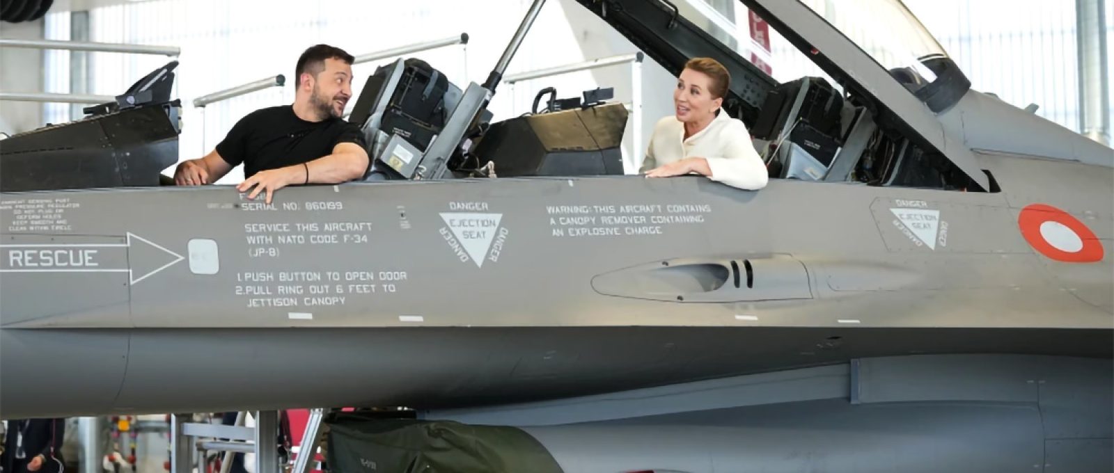 O presidente ucraniano Volodymyr Zelensky e a primeira-ministra dinamarquesa Mette Frederiksen na cabine de um F-16 em um hangar em Vojens, Dinamarca (AFP via Getty Images).