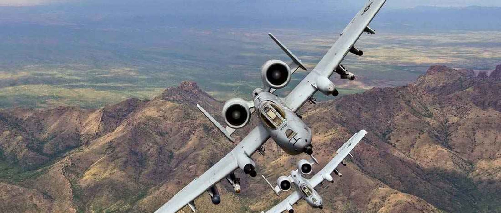 Dois A-10C Thunderbolt IIs voam em formação sobre o sul do Arizona, em 29 de abril de 2019 (Betty R. Chevalier/USAF).