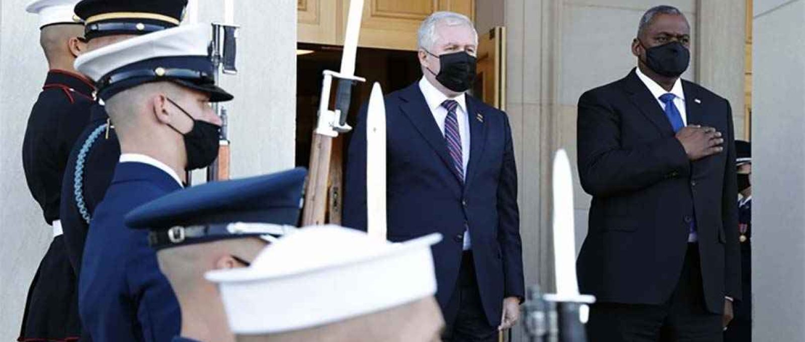 O secretário de Defesa dos EUA, Lloyd Austin (dir.), recebe o ministro da Defesa da Lituânia, Arvydas Anusauskas (esq.), no Pentágono, em 13 de dezembro de 2021 em Arlington, Virgínia (Alex Wong/Getty Images).