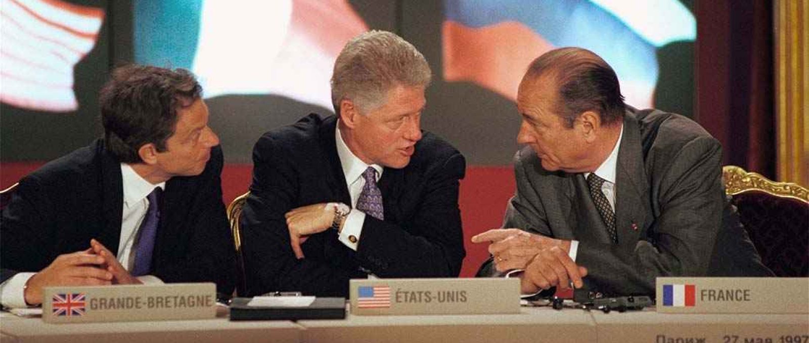 Tony Blair, Bill Clinton e Jacques Chirac na Cúpula da OTAN em Paris França, em 27 de maio de 1997 (OTAN/Getty Images).