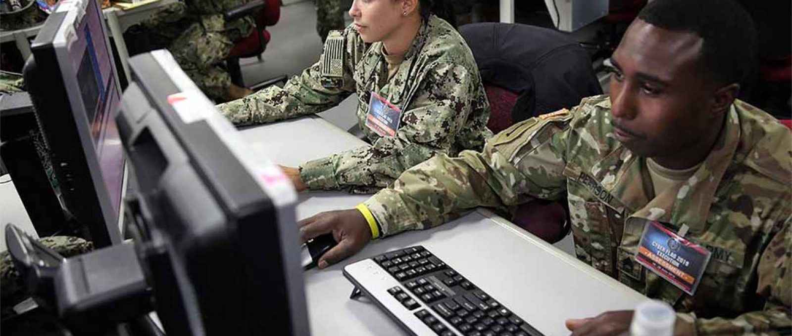 Militares durante o exercício anual do Comando Cibernético dos EUA, o Cyber Flag (US Cyber Command).