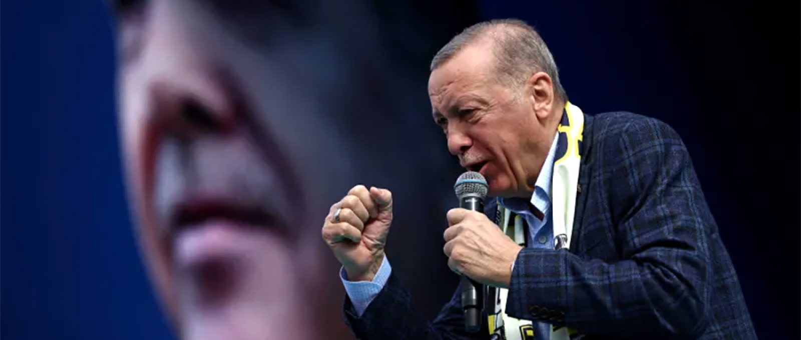 O presidente turco Recep Tayyip Erdogan discursa para apoiadores em Ancara, Turquia, abril de 2023 (Cagla Gurdogan/Reuters).