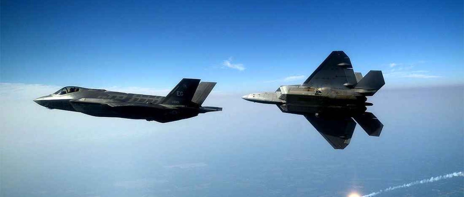 Um F-35A da 33ª Ala de Caça na Base Aérea de Eglin e um F-22A do 43º Esquadrão de Caça na Base Aérea de Tyndall sobrevoam a Costa Esmeralda (Sargento Jeremy T. Lock/USAF).