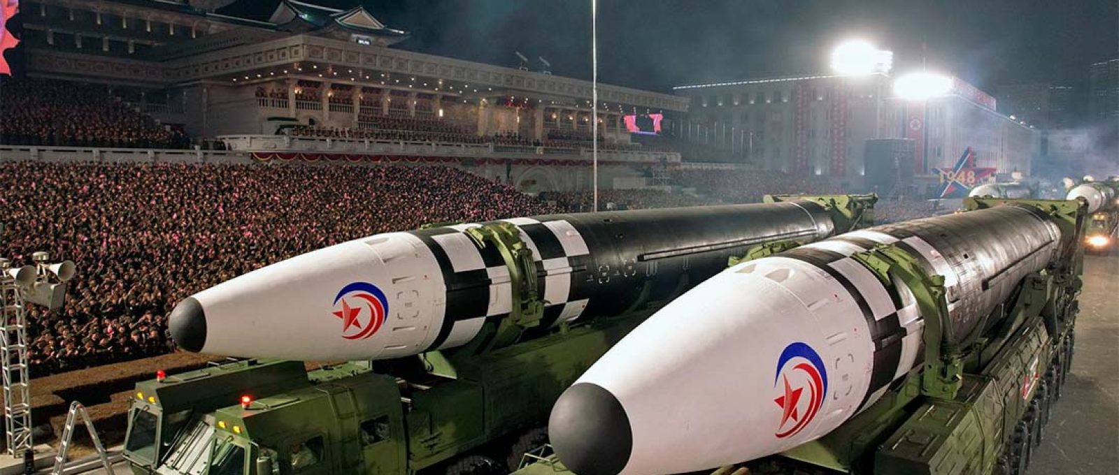 Mísseis norte-coreanos em parada militar (Reuters).