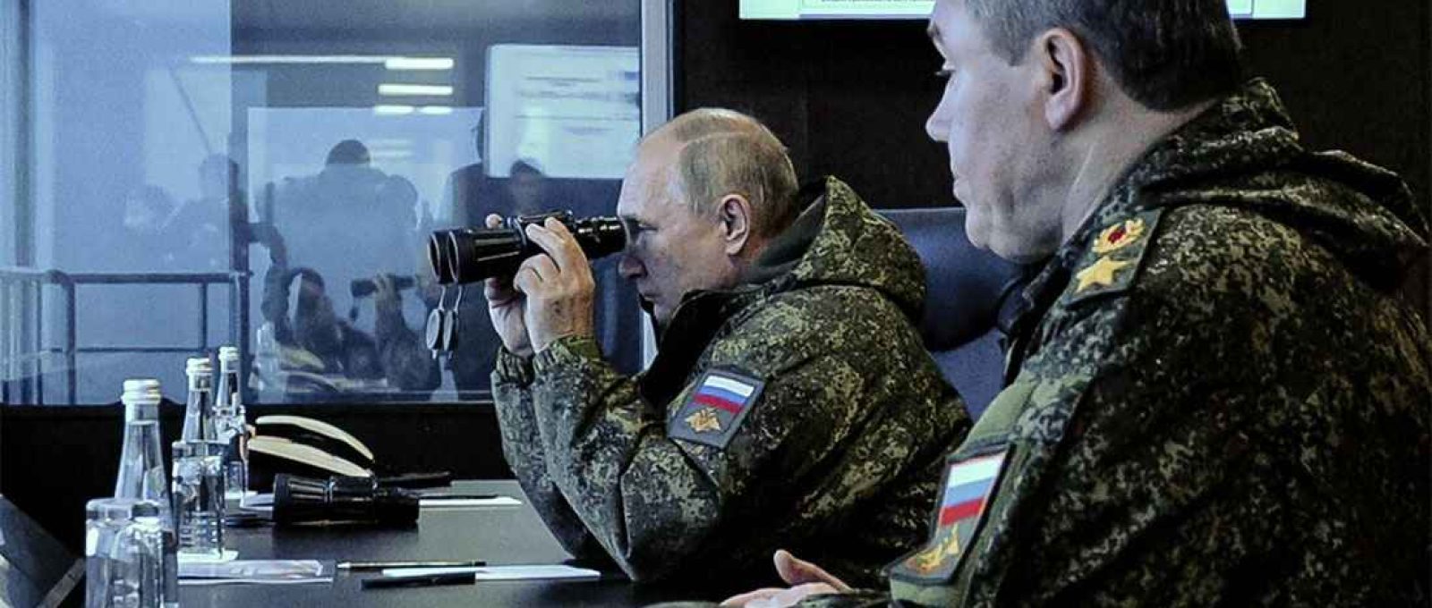 O presidente russo, Vladimir Putin, observa os exercícios militares Vostok-2022 no Extremo Oriente da Rússia (Kremlin.ru/Wikimedia Commons/CC BY 4.0).