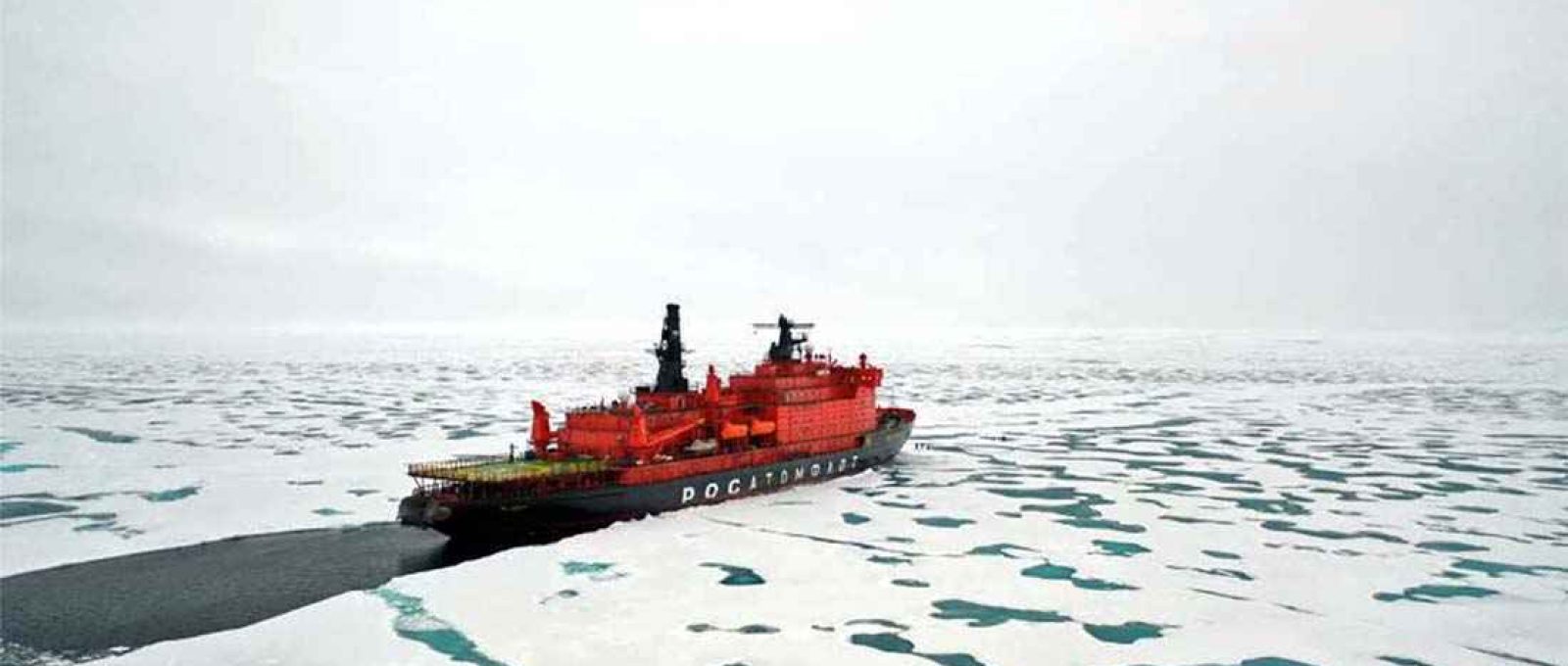 O quebra-gelo nuclear russo "50 Years of Victory" no Polo Norte em 18 de agosto de 2021 (Ekaterina Anisimova/AFP).