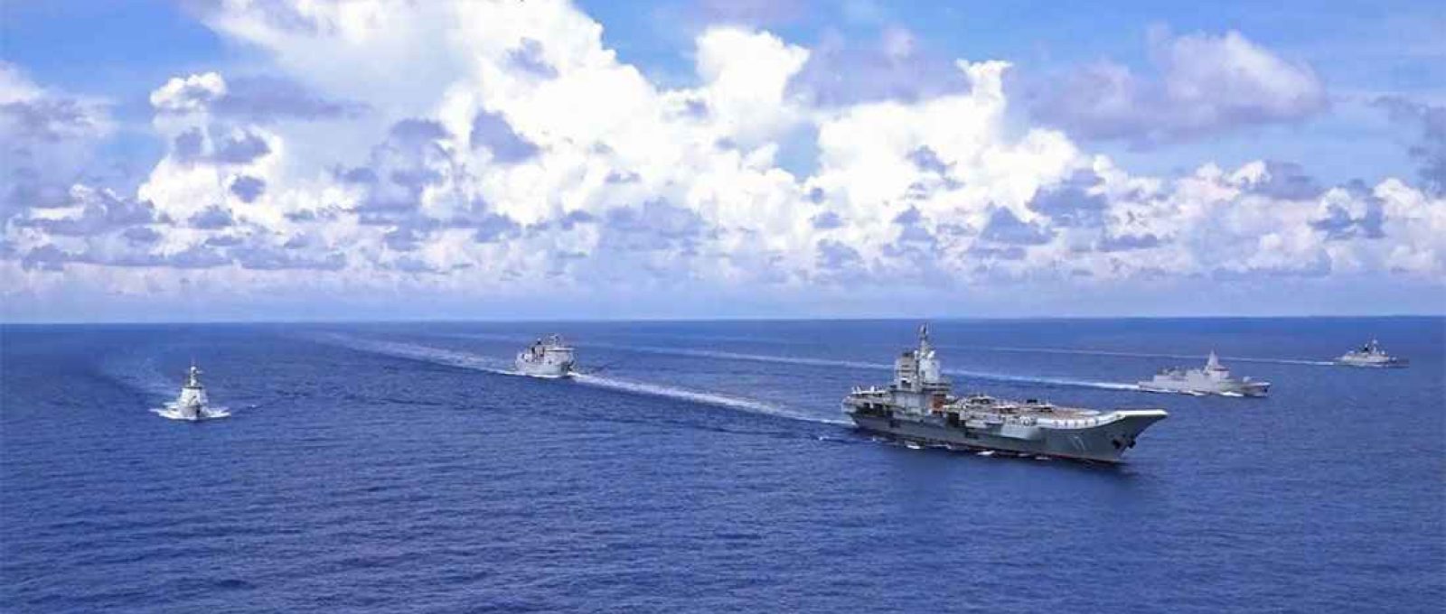 O porta-aviões Shandong da Marinha chinesa em exercícios de combate no Mar do Sul da China no início do outono de 2022 (CCTV).