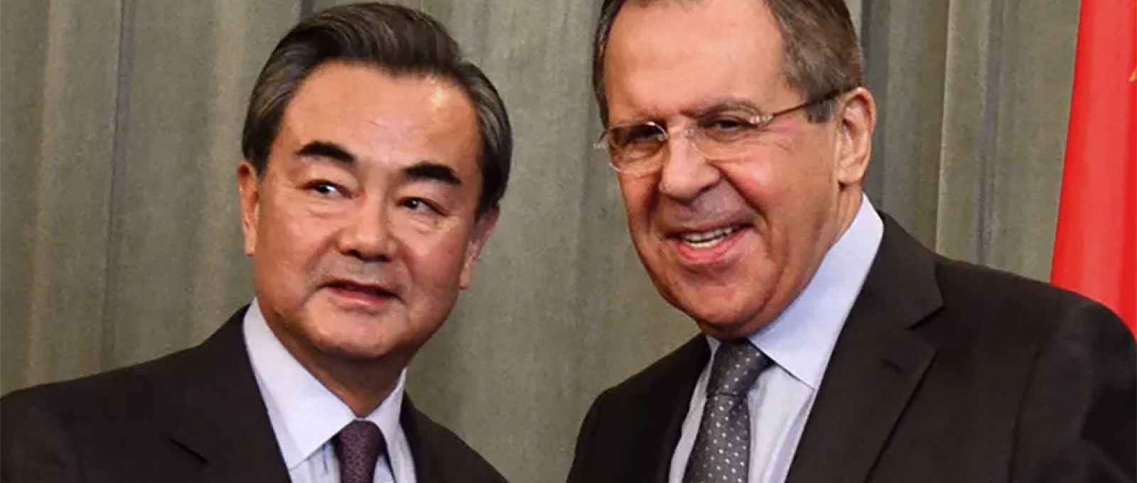 Os ministros das Relações Exteriores da China, Wang Yi, e da Rússia, Sergey Lavrov, em 2016 (Ministério das Relações Exteriores da Rússia/CC BY-NC-SA 2.0).