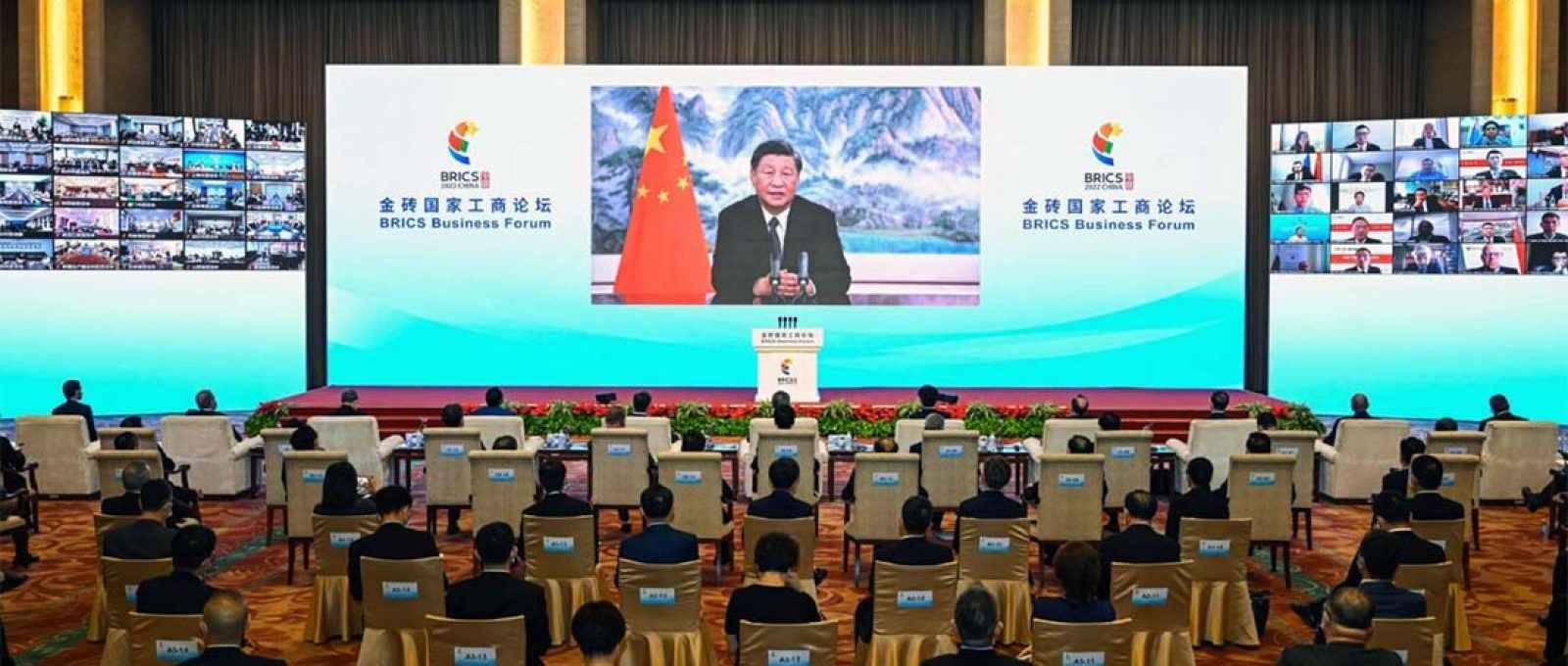 O presidente chinês, Xi Jinping, faz o discurso inaugural do BRICS Business Forum, realizado em 22 de junho de 2022 (Yin Bogu/Xinhua/Alamy).