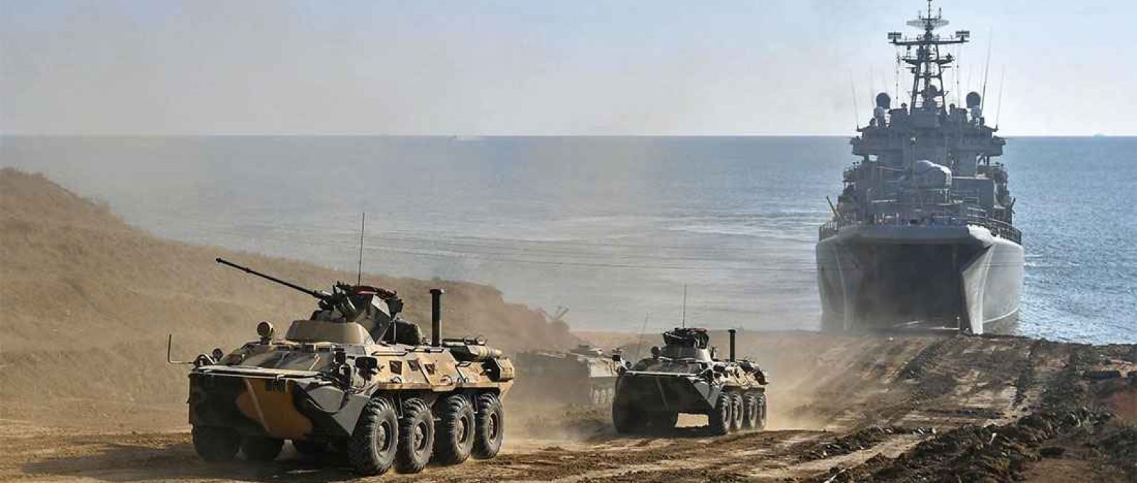 Veículos blindados russos BTR-82A desembarcam de um navio anfíbio da Frota do Mar Negro durante um exercício em 2021 (Sputnik).