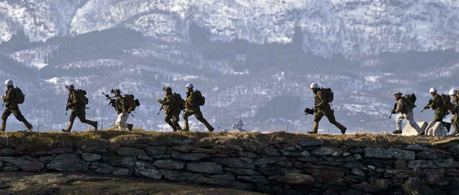 Militares dos EUA no Cold Response, exercício militar liderado pela Noruega do qual participam a OTAN e países parceiros, em Sandstrand, no Ártico norueguês, em 21 de março de 2022 (Jonathan Nackstrand/AFP).
