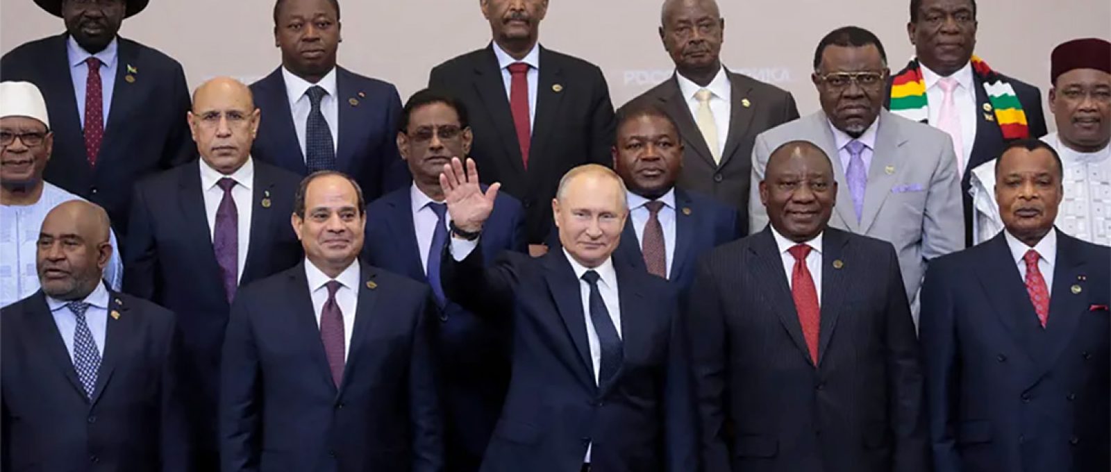 O presidente da Rússia, Vladimir Putin, acena durante uma "foto de família" com chefes de países participantes da Cúpula Rússia-África de 2019 em Sochi (Reuters).