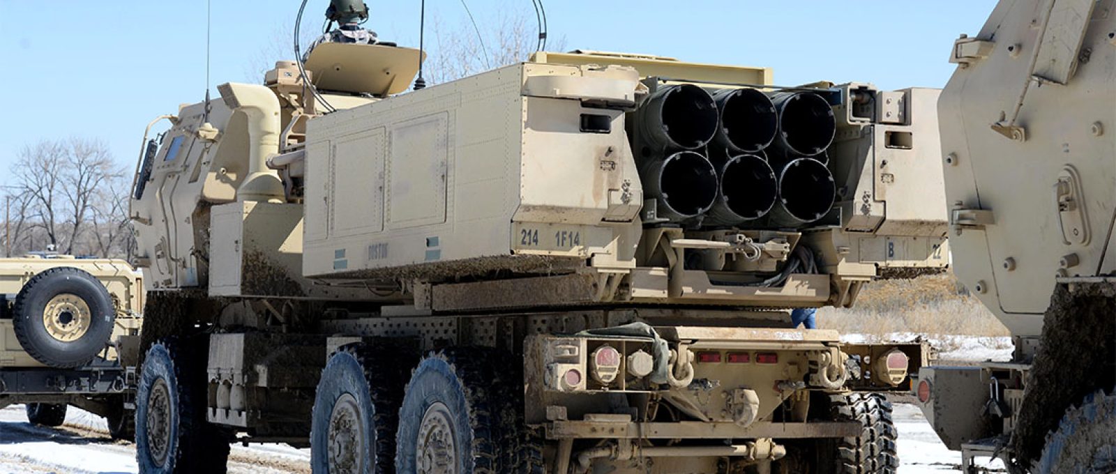Soldados do Exército dos EUA do formam uma linha para transportar veículos M142 HIMARS, 6 de março de 2015 (Nathan Clark/USAF).