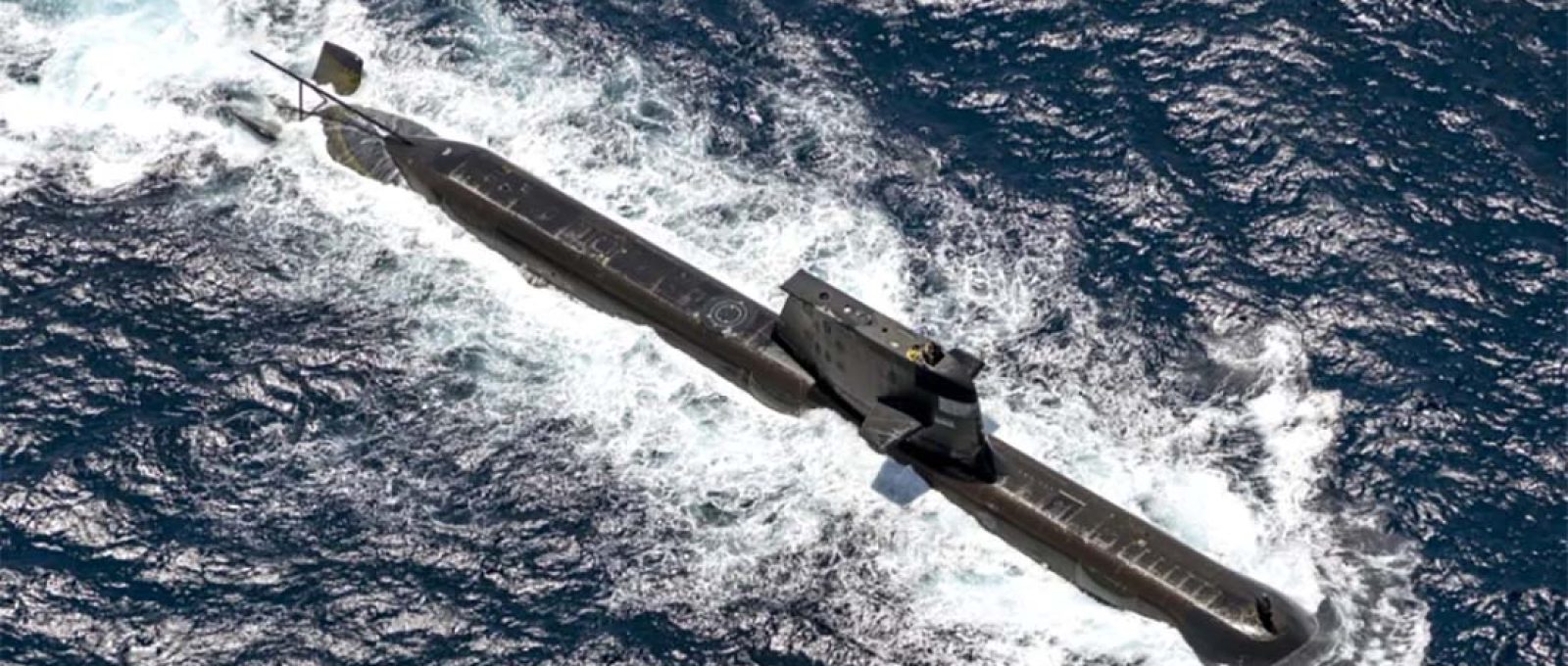 O submarino da Marinha Real Australiana HMAS Rankin participa de exercício naval australiano-indiano em 5 de setembro de 2021 ao largo de Darwin, Austrália (Pois Yuri Ramsey/Força de Defesa Australiana via Getty Images).