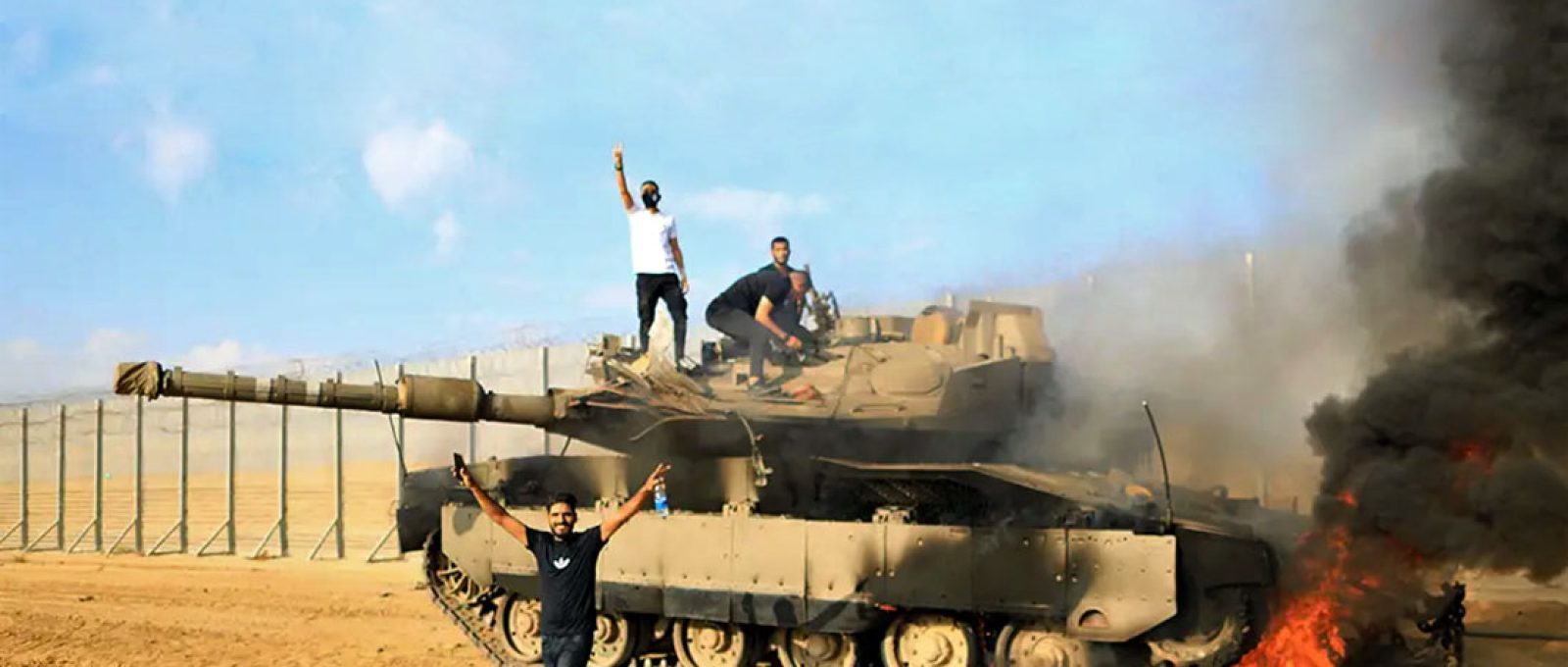 Militantes do Hamas incendeiam tanque israelense perto da fronteira Gaza-Israel, 7 de outubro de 2023 (Yasser Qudih/Alamy).
