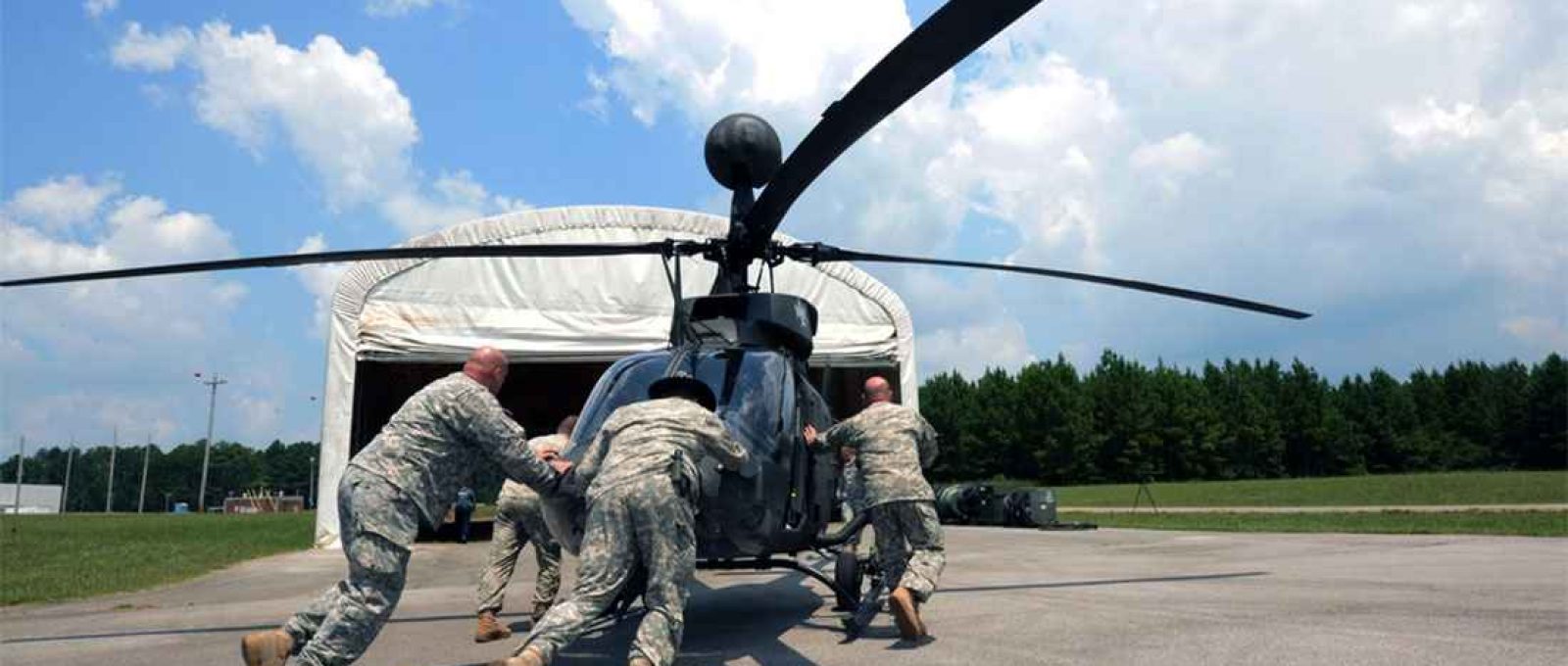 Helicóptero Kiowa excedente armazenado no Redstone Arsenal Airfield, Alabama, julho de 2015 (Michelle Miller/Exército dos EUA).