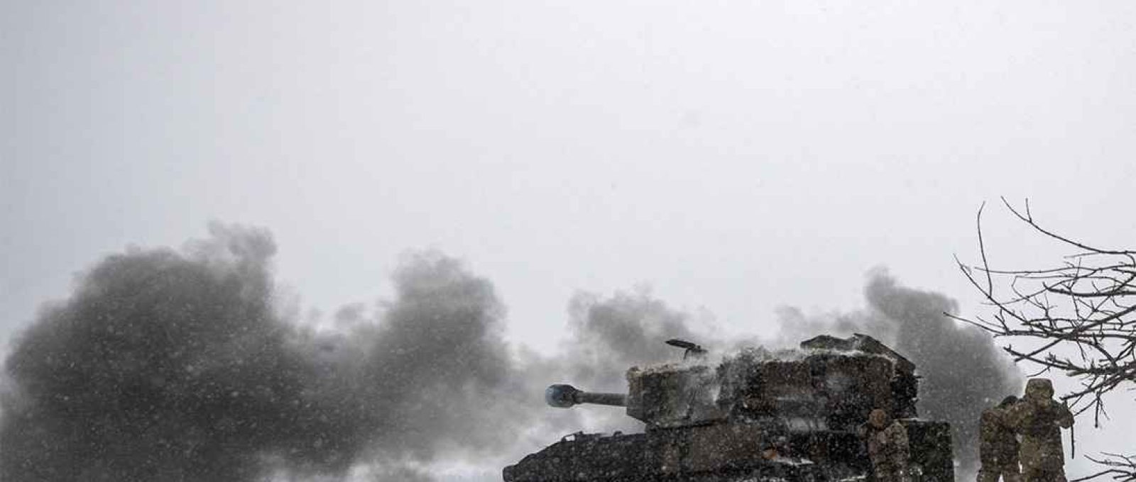 Soldados ucranianos se preparam para disparar obus autopropulsado “M109” fabricado nos EUA na linha de frente em Donetsk, 17 de fevereiro de 2023 (IC Photo).