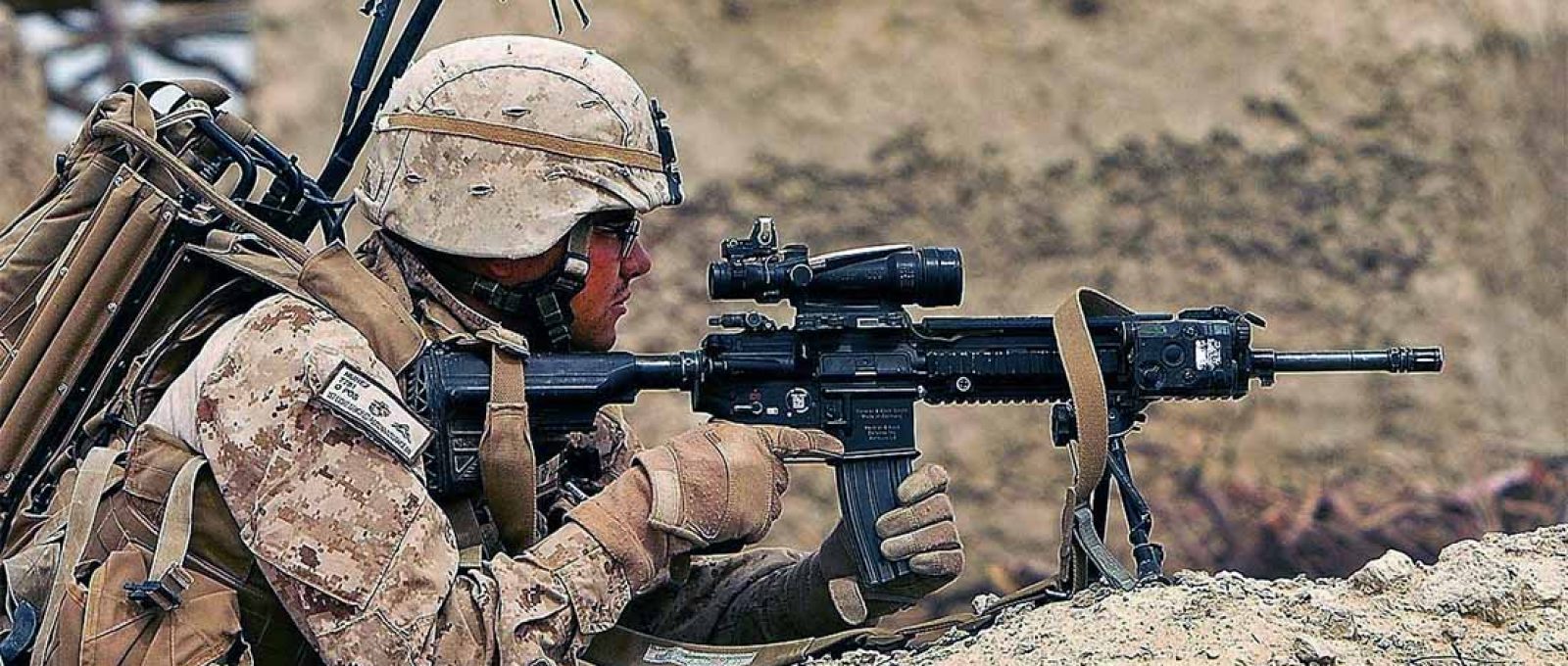 Fuzileiro americano faz segurança durante patrulha no Afeganistão, 22 de março de 2012 (Alfred V. Lopez/USAF).