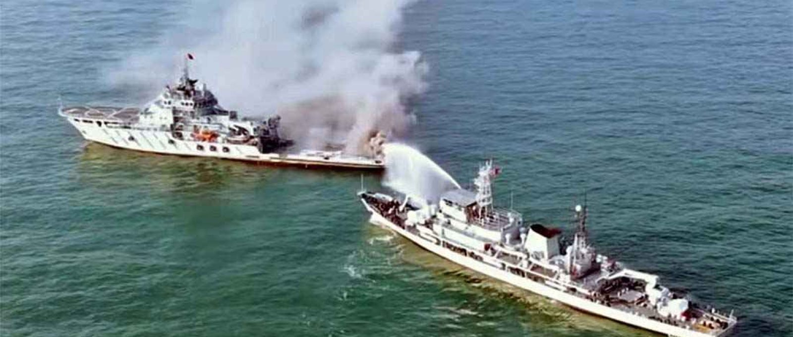 O navio de suprimentos Weishanhu e o navio-hospital Youai, ambos do Comando do Teatro do Sul, participam de um exercício na quarta-feira (Weibo).