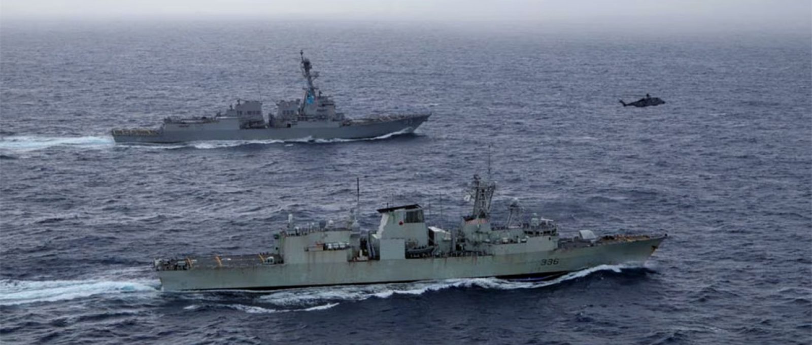 O contratorpedeiro da Marinha dos EUA USS Chung-Hoon navega ao lado da fragata HMCS Montreal da Marinha Real Canadense durante as operações do Grupo de Ação de Superfície como parte do exercício “Noble Wolverine” no Mar da China Meridional, 30 de maio de 2023 (Dalton Cooper/Divulgação via Reuters).
