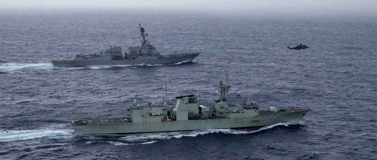 O contratorpedeiro da Marinha dos EUA USS Chung-Hoon navega ao lado da fragata HMCS Montreal da Marinha Real Canadense durante as operações do Grupo de Ação de Superfície como parte do exercício “Noble Wolverine” no Mar da China Meridional, 30 de maio de 2023 (Dalton Cooper/Divulgação via Reuters).