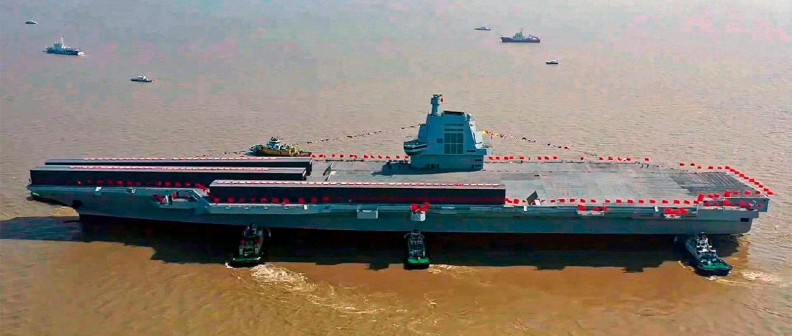 O Fujian, o terceiro porta-aviões da China até à data, aguarda testes no mar (Weibo).