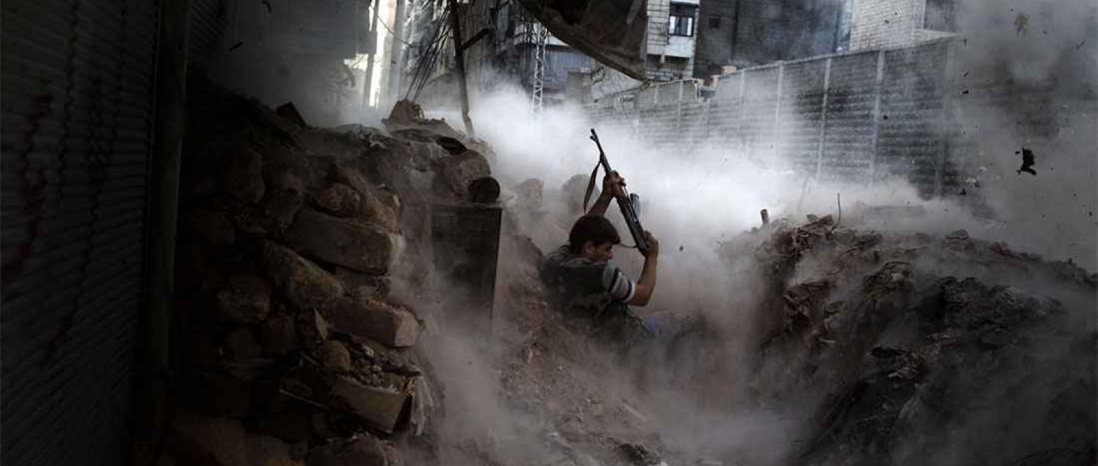 Rebeldes em combate em Aleppo, Síria, 4 de agosto de 2012 (Niklas Meltio/Corbis).